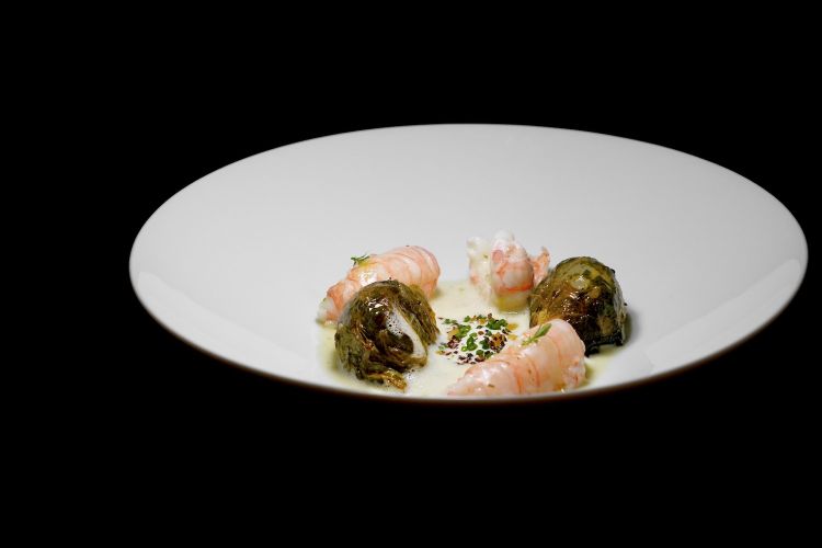 Salamoia: gamberi di Sanremo (crudi e in tempura), gel di yuzu ponzu, coulis di teste di gambero arrostite, finte olive di patata nappate con crema di taggiasche, crema di aglio fermentato, shot di salamoia di olive
