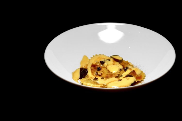 Mitone: raviolo di vitello, zabaione profumato alla cannella e chiodi di garofano, capperi, jus al vitello tonnato
