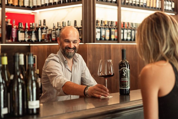 Michele Bernardi, uno dei soci fondatori di Remedy, al bancone del locale