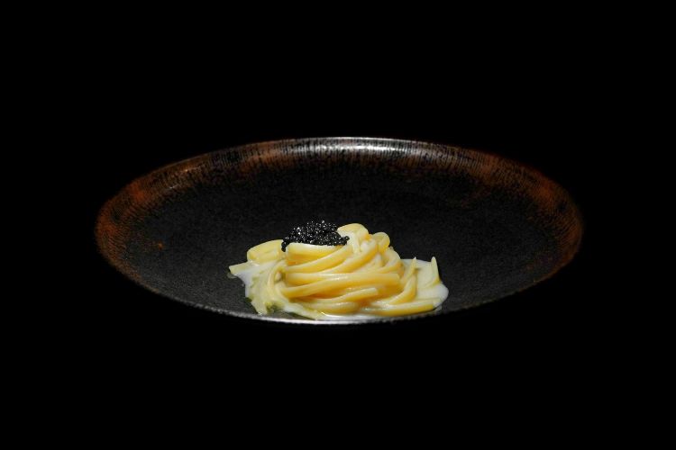 Linguine al pil pil di rombo, aceto di chinotto, uova di aringa affumicata e olio affumicato al carbone di betulla. La pasta è prodotta da un piccolo pastificio del Gargano, Pastificio Casa Prencipe, che lavora grani locali, in questo caso Senatore Cappelli
