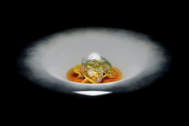 Tortelli ripieni di agnello d'alpeggio al limone, crudo di gamberi rosa di Gallipoli, maionese di granchio con olio di riso, aneto, brodo di betulla (ossia consommé di carne aromatizzato con corteccia di betulla)
