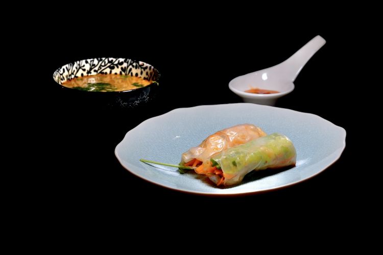 In nostri assaggi a L'Orangerie, il bistrot del Manna Resort: qui Involtini di riso thai, gamberi, carote e insalatina con zuppa piccante
