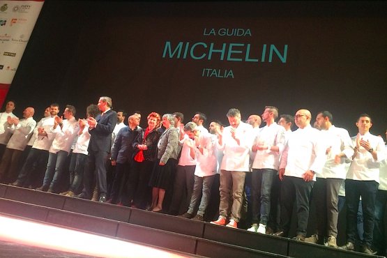 Foto-ricordo, sul palco del Teatro Regio di Parma,