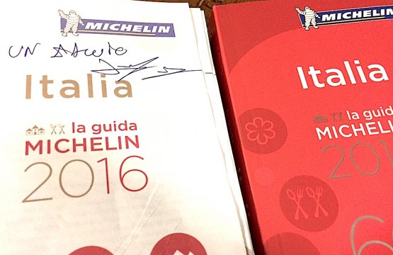 A copy of the 2016 Michelin Italia Guide signed by Sergio Lovrinovich on 10th December 2015. The editor in chief of the Red Guide welcomed Paolo Marchi and Gabriele Zanatta in his office in Pero at the end of the presentation, to discuss the most noteworthy facts in an edition that, as usual, is being widely discussed both for its promotions and failures

