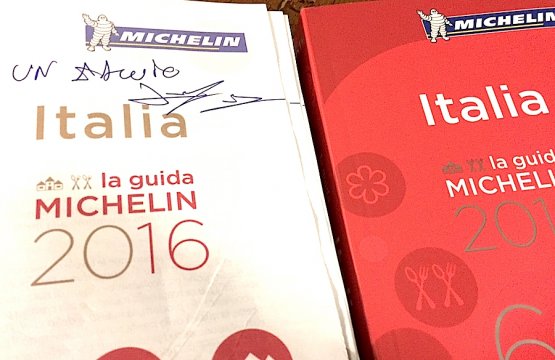 La copia della guida Michelin Italia 2016 firmata da Sergio Lovrinovich il 10 dicembre 2015. Il caporedattore della Rossa, finita la presentazione, aveva accolto Paolo Marchi e Gabriele Zanatta nel suo ufficio di Pero per commentare tutti i dati più salienti di un'edizione che, come da antico copione, fa sempre discutere sia per le promozioni sia per le bocciature