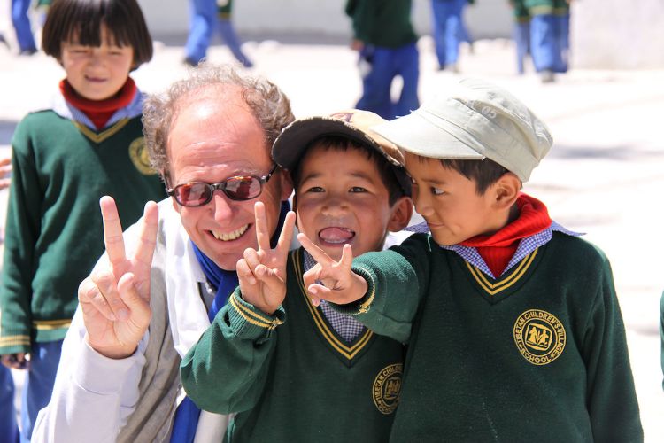 Michil Costa con alcuni dei bambini aiutati dalla Costa Family Foundation
