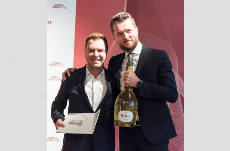 Michele Brando, capo sommelier di Zuma Roma, premiato da Alessandro Massano, sales manager Moet Hennessy Italia
