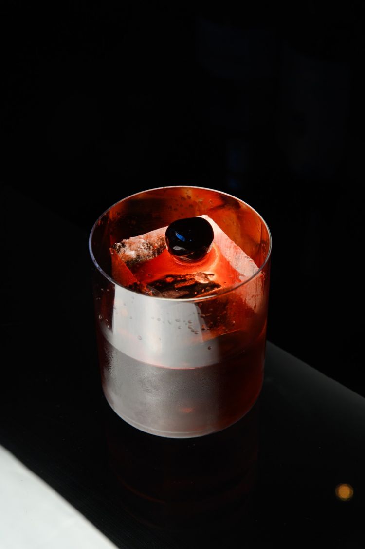 Milano - Roma è il drink che racconta il tour italiano di Marcos Di Battista e il team di Handshake. Rivisitazione di un grande classico come il Negroni vede protagonisti gin, vermouth rosso e Bitter Di Battista, cocco, arancia e una deliziosa amarena sciroppata (credits foto: @horacio_rdgz e @luxtamx)

