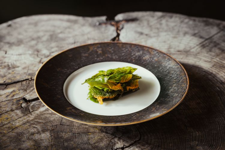 Millefoglie di bietole, mela verde, formaggio comté, crema alla noci, salsa di levistico