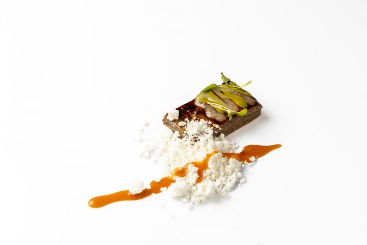 Millefoglie di melanzana laccata al fondo bruno vegetale, granita di casu axedu, caramello di pomodoro, basilico e acqua di pomodoro