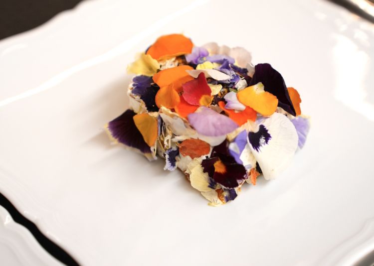 Millefoglie di millefiori, crema pasticcera alla camomilla, composta di albicocca e panna salata al polline, petali di rosa, viola e calendula
