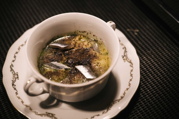 Un altro signature di Ambrosino, Minestra di pasta e pane fermentato, nocciole, alici, olio mediterraneo
