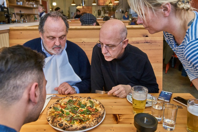 La Minnick serve una sua pizza a Franco Pepe, Salvatore Vigliotta e Paolo Marchi

