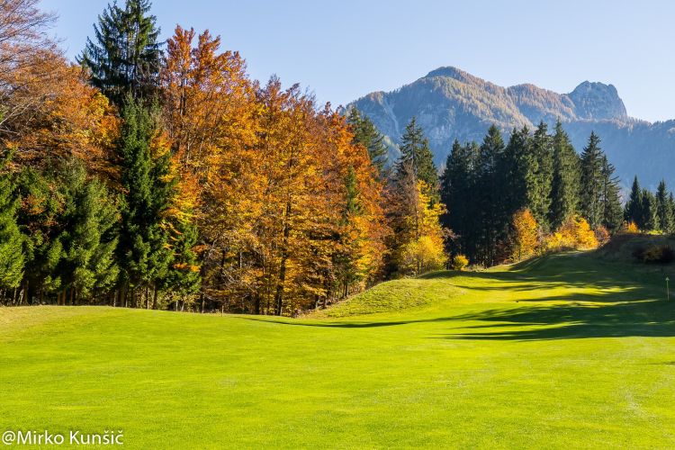 La bella vista sui campi da golf davanti al ristorante
