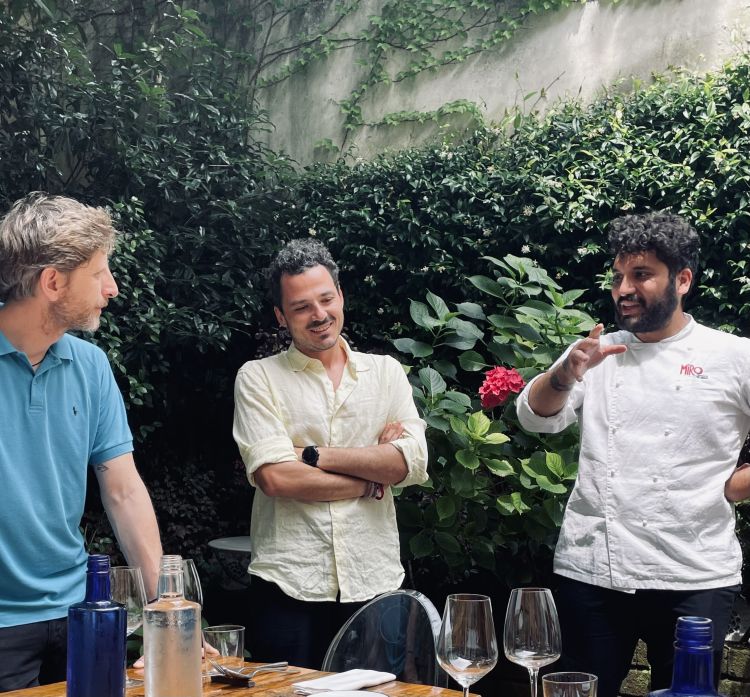 Da sinistra, i due soci, Daniele Rosa e Andrea Vignali con lo chef Vincenzo Artadi