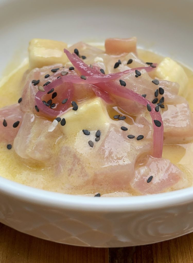 Le Follie dell'Imperatore - Ceviche di ricciola, banana, cipolla rossa marinata, sesamo nero, leche de tigre. Una "follia" perchè mai i genitori di Vincenzo avrebbero immaginato della banana nel ceviche, che apporta una nota dolce e "ammorbidisce" la masticazione