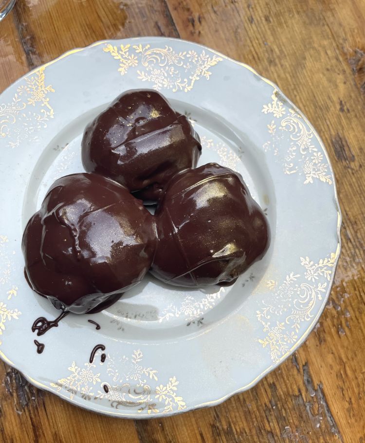 Wonka - Profiterole, cioccolato Uganda 66% e panna montata