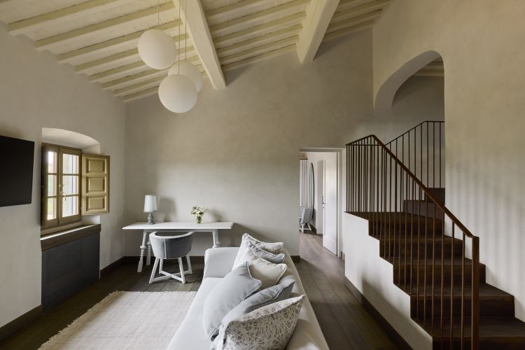 Distribuita in due edifici adiacenti, Villa San Luigi conta cinque camere da letto con bagno privato,