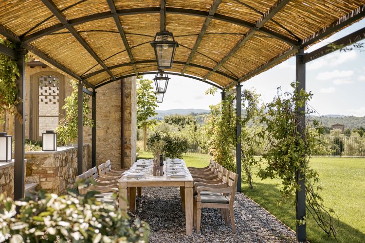 Villa San Luigi è completa di ampi tavoli conviviali dove pranzare e cenare tutti insieme, sia all'esterno, sia all'interno negli eleganti spazi comuni disegnati dalla designer milanese Paola Navone, Studio OTTO