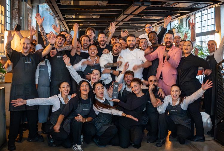 ...e festa anche all'interno del locale di Via Alfredo Cappellini 25, a Milano