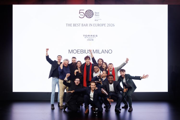 Festa del team di Moebius sul palco di The 50 Best Bars...