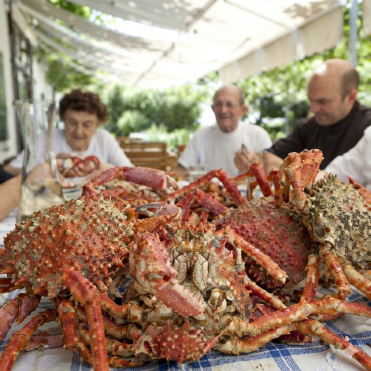 La famiglia Soncini al lavoro su una delle eccellenze più pregiate della laguna, le moeche, simbolo di una tradizione gastronomica unica e radicata nel territorio