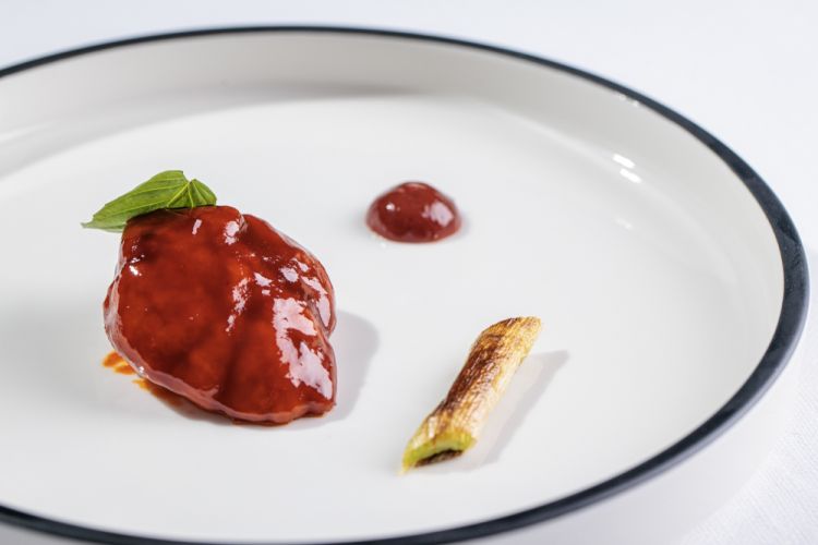 Animelle alla diavola, ketchup alle prugne, aglio novello e basilico
