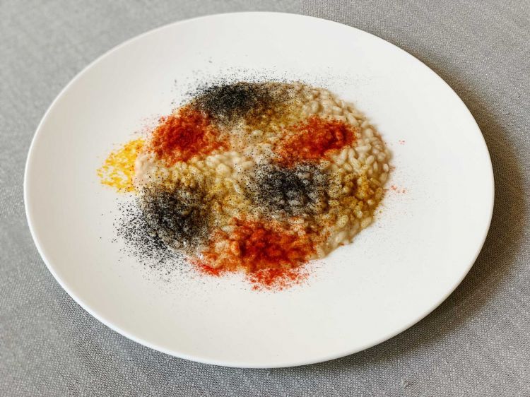 Divisionismo in cucina, risotto nato nel gennaio 2015 e ispirato al quadro divisionista del Boccioni “La città che sale”, di cui riprende le sfumature di colore gialle, rosse e nere grazie a spezie come il curry, la paprika e il tè nero. Viene servito in uno speciale piatto realizzato da Villeroy & Boch e Broggi in esclusiva per il ristorante Daniel
