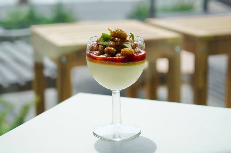 Panna cotta alle foglie di fico con gelsi bianchi e melassa di fragole