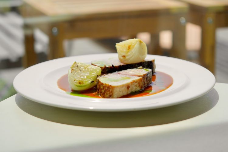 Trancio di ricciola, ciuppìn, cipolle piatte alla brace
