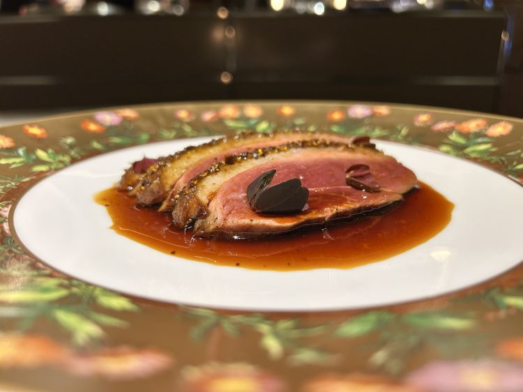 Il petto in crosta di pepi e jus all'olivello 