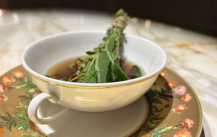 Parigi: Anatra e olivello spinoso in 3 servizi. Il brodo d'anatra con bouquet d'erbe al bbq
