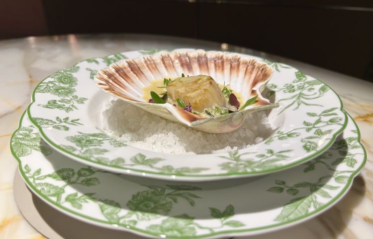 Mentone: Capesante alla mugnaia, n&yacute;r e bergamotto. Il n&yacute;r &egrave; un formaggio fresco e acido norvegese prodotto artigianalmente nella fattoria Gr&oslash;ndalen G&aring;rd, rinomata per l'allevamento etico e biologico, premiato con il marchio Dyrevernmerket per il benessere animale
