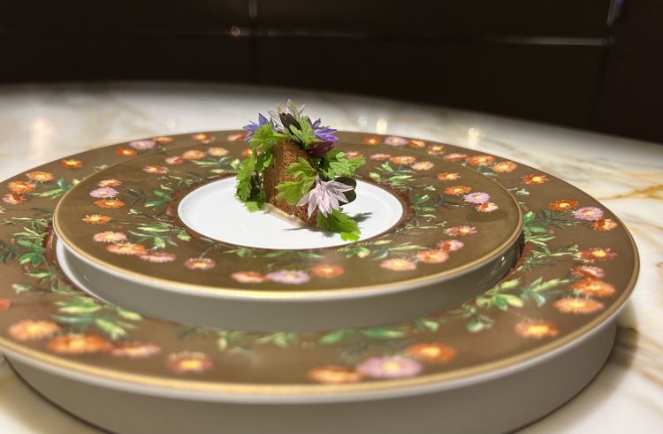 Norvegia: Chela di scampo, emulsione allo zenzero. Ottimo: le erbe vivificano il boccone, il biscotto&nbsp;apporta note tostate
