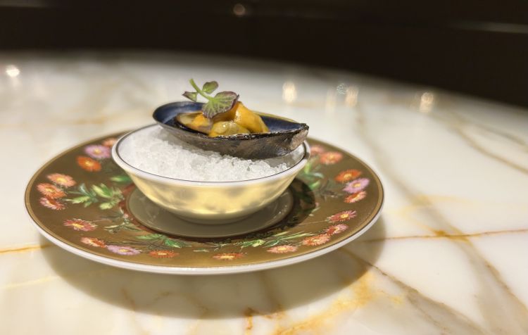 Charente-Maritime: Cozza afumicata. Cozza blu del Sud della Norvegia, ma preparata in modo tradizionale della costa Ovest, la ricetta &egrave; quella dell&rsquo;&Eacute;clade de moules. &laquo;In pratica copriamo le cozze con aghi di pino secchi e poi diamo fuoco: cos&igrave; le cozze si aprono e, allo stesso tempo, si affumicano&raquo;
