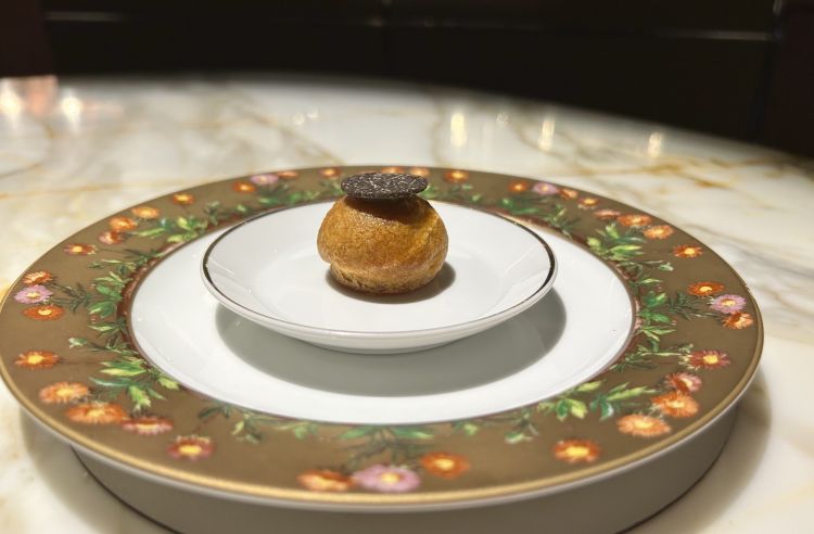 Alpi: Goug&egrave;re, patate, raclette. Il goug&egrave;re nella cucina francese &egrave; una pasta choux al forno salata e impastata con il formaggio. Qui, con raclette e tartufo della Savoia, &egrave; semplicemente un boccone golosissimo
