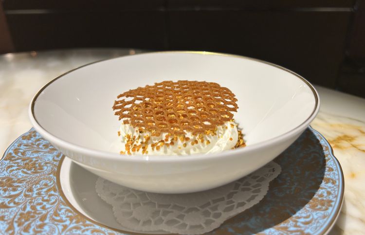 Charente: Mothais, miele e nocciola. Crema di Mothais sur Feuille, formaggio caprino francese a pasta molle e cruda, mescolata con miele fresco di Oslo, un gel di miele fermentato, propoli e una pasta di nocciola con miso di nocciola
