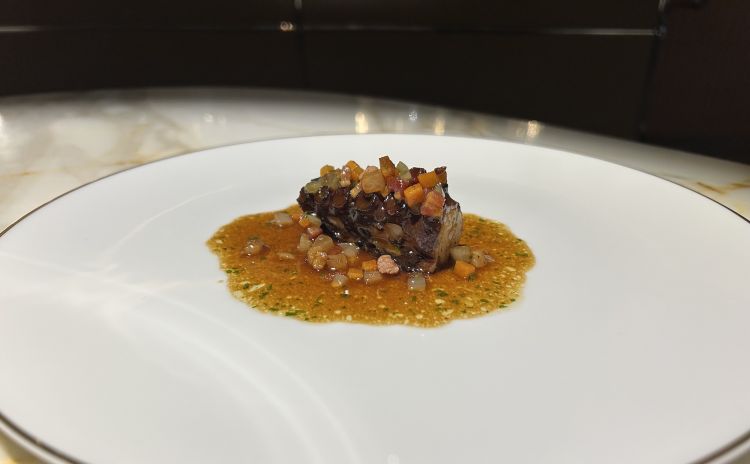 Borgogna: Polpo alla borgognona. Tondo, pieno, &egrave; un prodotto del mare ma siamo gi&agrave; verso la carne. &laquo;Cuociamo il polpo molto lentamente nel vino rosso. Poi usiamo quel vino di cottura per preparare la salsa, aggiungendo brodo di pollo, carote, cipolle, pancetta e prezzemolo. In tutti i ristoranti francesi trovi le Lumache alla borgognona, &egrave; un clich&eacute;. Io lo prendo e lo cambio&raquo;
