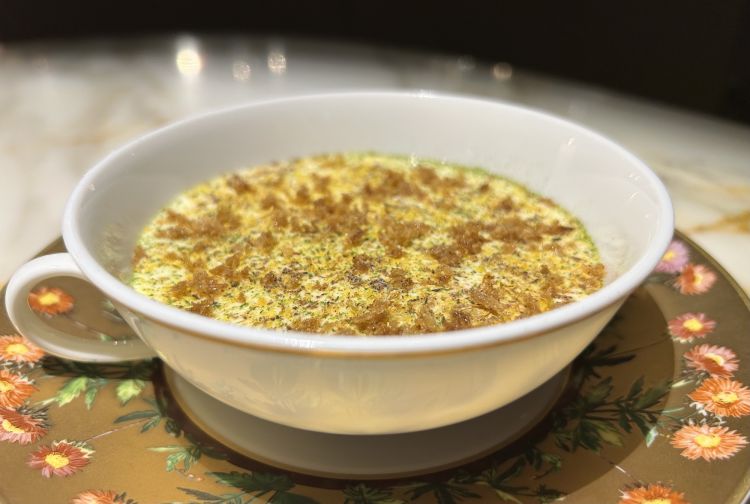 Parigi: Potage Dubarry. &laquo;Prima proponevamo una Crema Parmentier, mi piace sempre lavorare sui classici francesi. Qui usiamo il cavolfiore in diverse consistenze: crudo e croccante, in purea, in spuma di cavolfiore. Poi lo leghiamo a parecchio limone: pezzetti limone confit in sciroppo al pepe, foglia di limone essiccata e ridotta in polvere, zeste, olio di buccia e foglia di limone. Infine, un poco di pangrattato&raquo;. Molto francese, molto rotondo, cui l&rsquo;acidit&agrave; agrumata dona una diversa intensit&agrave; e drittezza
