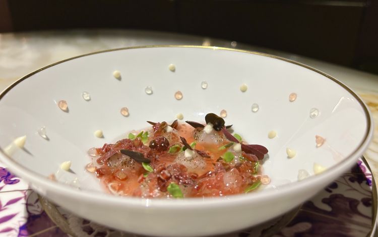 Hitra: Scampi crudi e vinaigrette alla rosa canina. Gli scampi sono locali, croccanti, molto dolci, deliziosi. Rosa canina, pepi, olio allo zenzero ed erbe danno loro profondit&agrave; per un assaggio davvero raffinatissimo, intenso nel brodo floreale/pepato/erbaceo. Eccellente (Hitra &egrave; la settima isola pi&ugrave; grande della Norvegia, situata nella contea di Tr&oslash;ndelag a Sud dell'arcipelago delle Lofoten)
