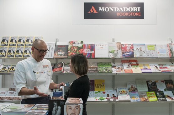 Cibo per la mente, allo stand del Mondadori Bookstore (nella foto lo chef vegano Simone Salvini)