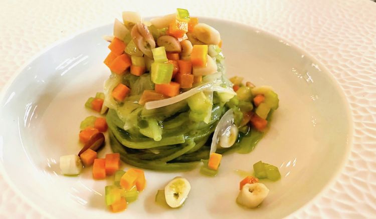 Tagliolini alle erbe di campo e cicoria, con cannolicchi e brunoise di sedani e carote; pasta fatta con soli albumi
