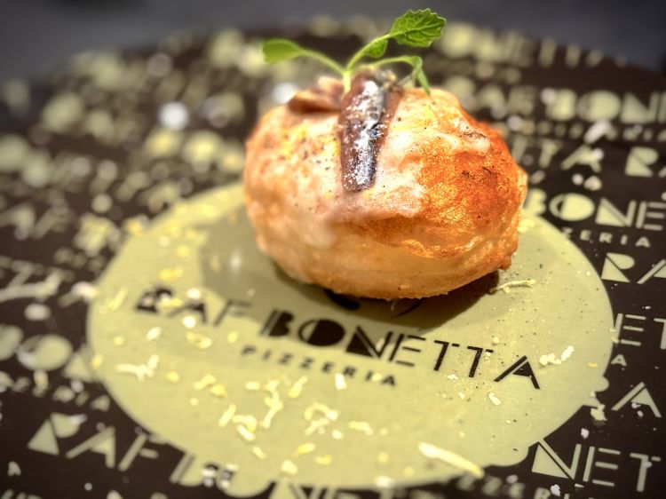 Montanara fritta con mozzarella di bufala, alice di Menaica e scorza di limone
