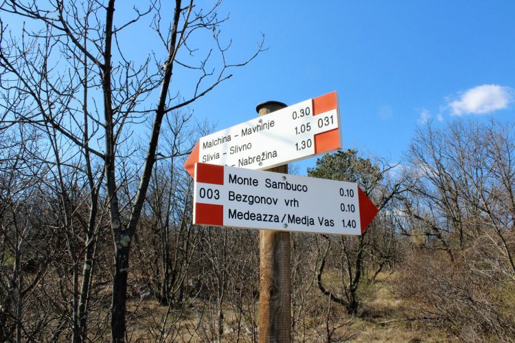 La segnaletica lungo un sentiero del Monte Sambuco
