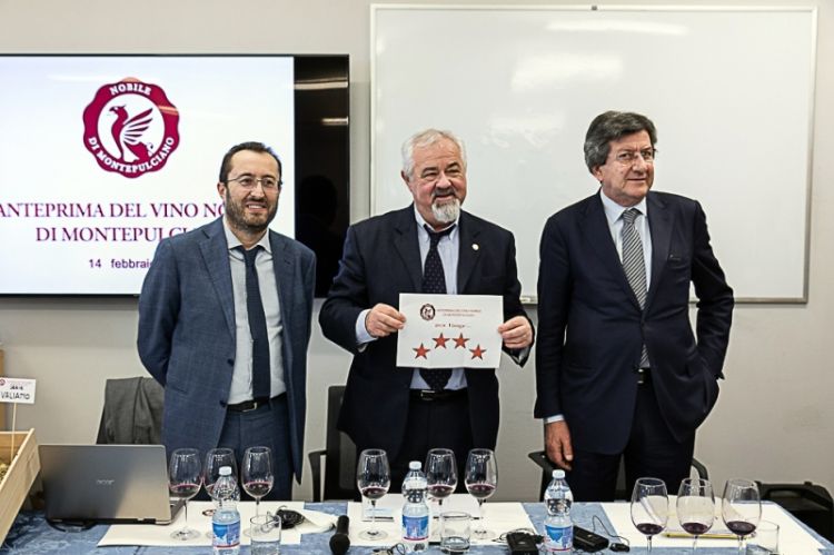 Da sinistra il sindaco di Montepulciano Andrea Rossi, il presidente del Consorzio Piero di Betto e l'enologo Franco Bernabei: l'annata 2018 è da 4 Stelle
