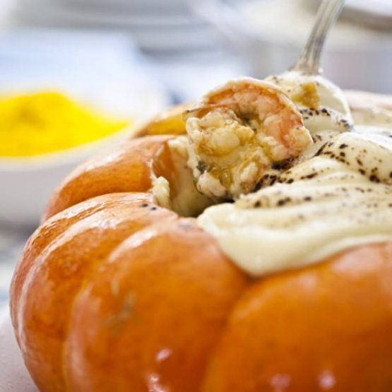 Who can resist to As morangas com camarão? It’s a pumpkin opened up and filled with prawn cream