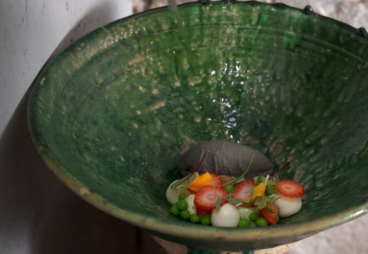 Morbido al pisello, cioccolato bianco, fragola fermentata al cavolo cappuccio e sorbetto al limone nero