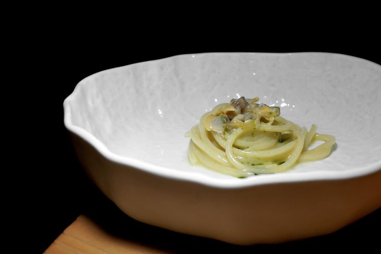 Spaghetto psichedelico. «Nel 1984 Moreno Cedroni apre la Madonnina del Pescatore, cuoceva questo spaghetto direttamente dell'acqua delle vongole, l'amido non si perdeva nel bollitore, nasceva così questa pasta molto molto cremosa. Il tocco innovativo, all'epoca, era la vongola sgusciata. Quindi lo abbiamo rifatto tanti anni dopo»...
