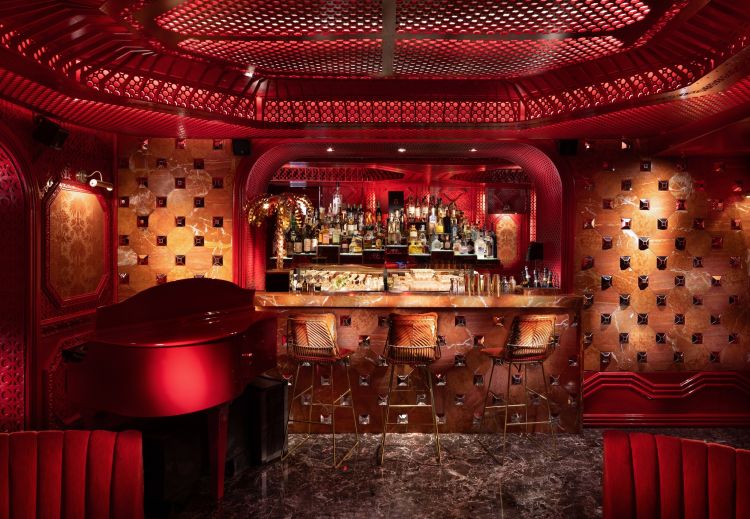 Il bancone del Morgana, celebre cocktail bar di Ta