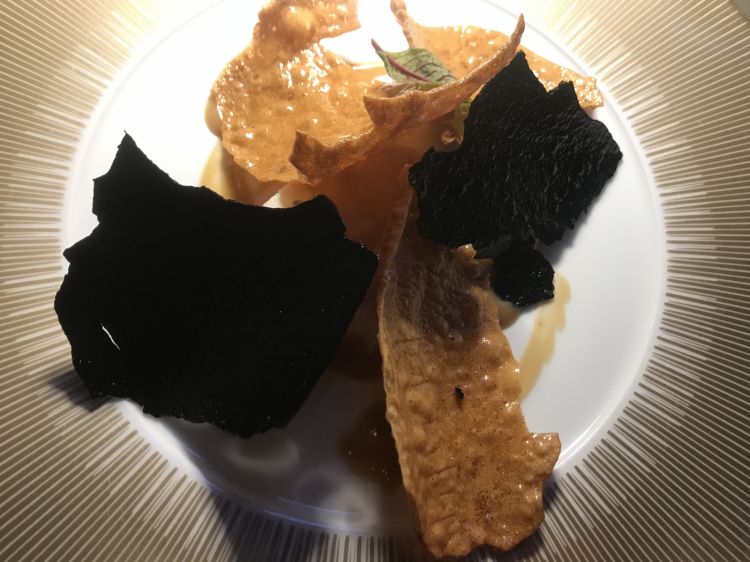 Morone al sale, salsa ai limoni confit e chips di patate
